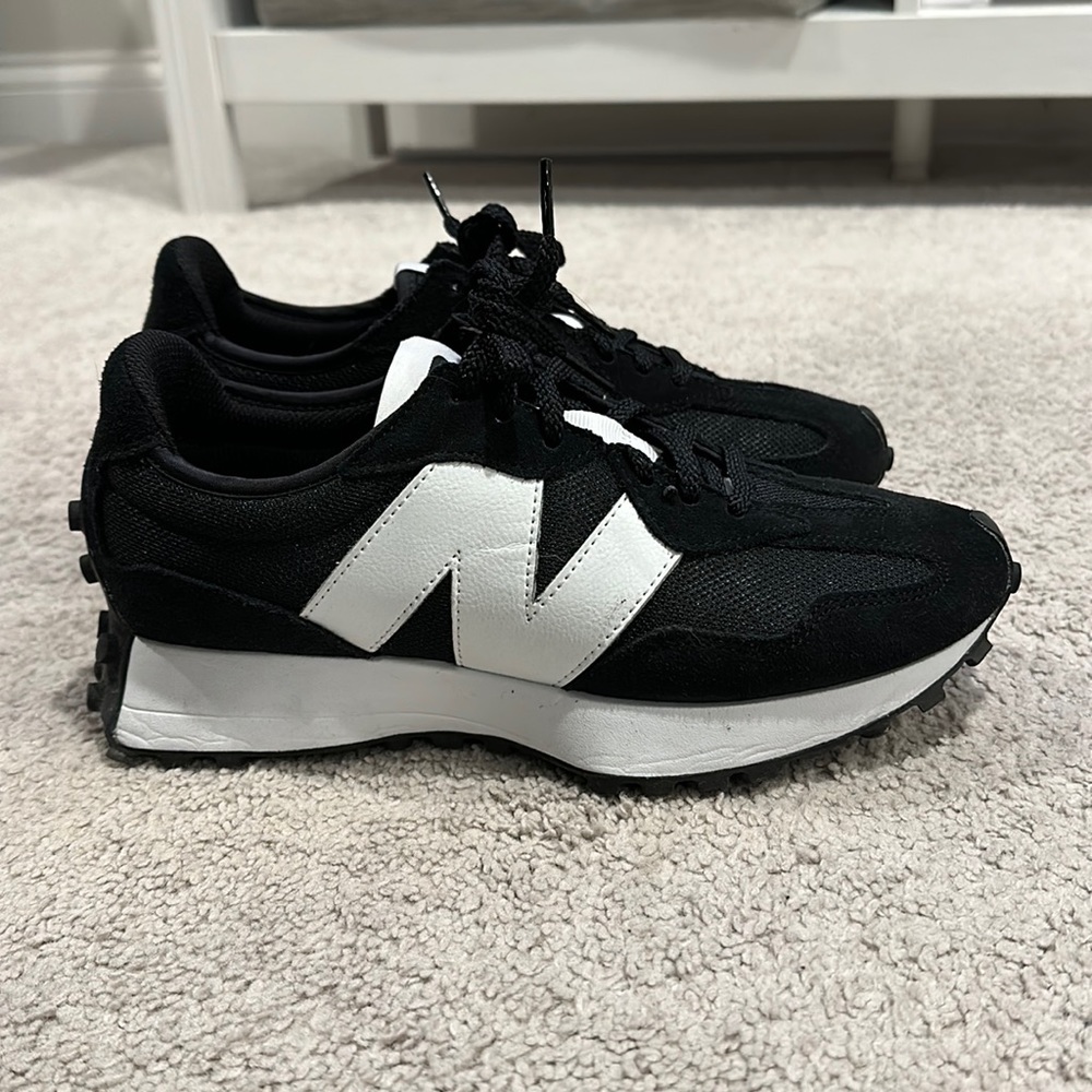 New balance shoes 327 (like new)
